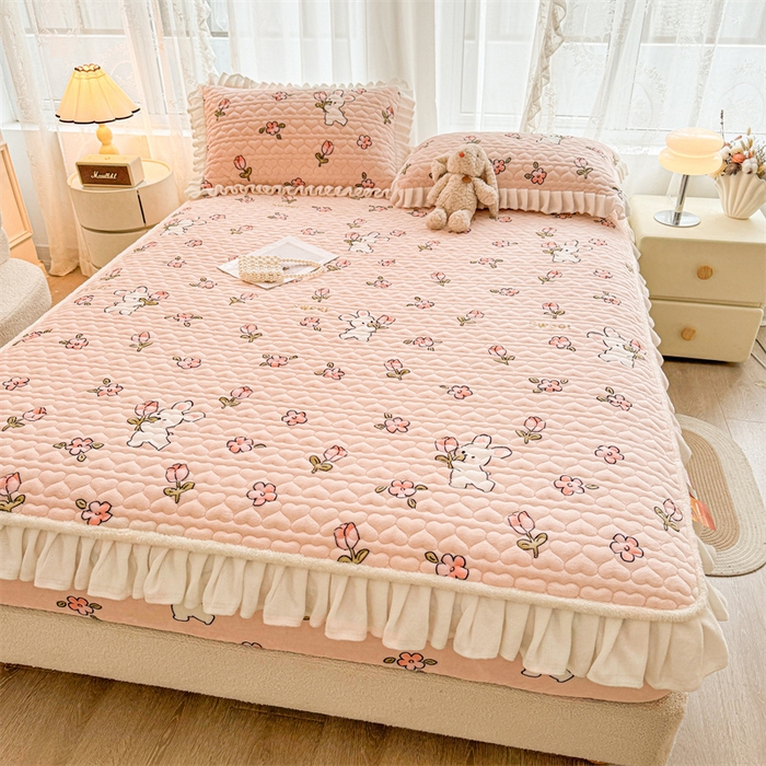 91家纺网 家纺一手货源 找家纺 雯豆家纺 2025新款牛奶绒花边床笠单床笠单品床笠单件床笠 牛奶绒花边床笠-甜甜小兔