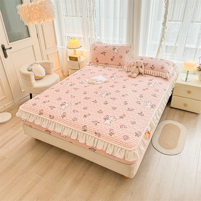 91家纺网 家纺一手货源 找家纺 雯豆家纺 2025新款牛奶绒花边床笠单床笠单品床笠单件床笠 牛奶绒花边床笠-甜甜小兔