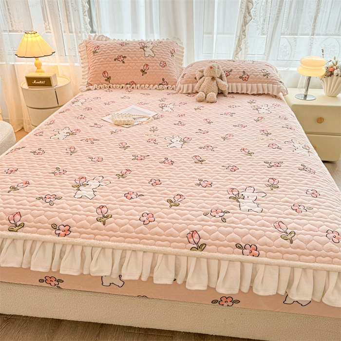 91家纺网 家纺一手货源 找家纺 雯豆家纺 2025新款牛奶绒花边床笠单床笠单品床笠单件床笠 牛奶绒花边床笠-甜甜小兔