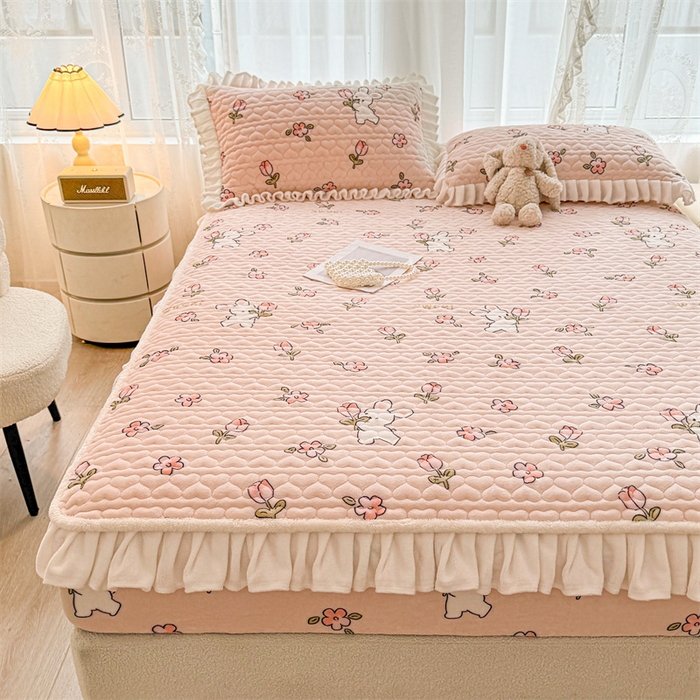 91家纺网 家纺一手货源 找家纺 雯豆家纺 2025新款牛奶绒花边床笠单床笠单品床笠单件床笠 牛奶绒花边床笠-甜甜小兔