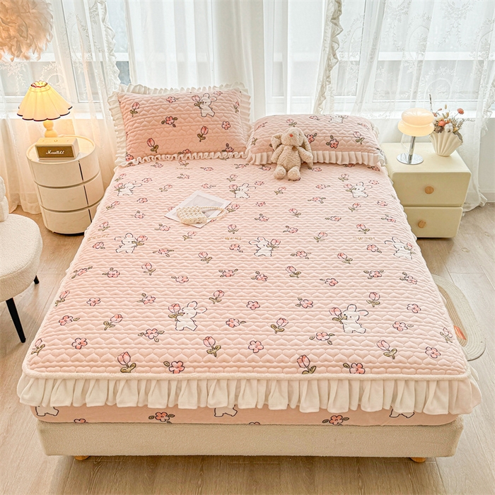 91家纺网 家纺一手货源 找家纺 雯豆家纺 2025新款牛奶绒花边床笠单床笠单品床笠单件床笠 牛奶绒花边床笠-甜甜小兔