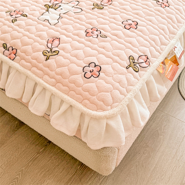 91家纺网 家纺一手货源 找家纺 雯豆家纺 2025新款牛奶绒花边床笠单床笠单品床笠单件床笠 牛奶绒花边床笠-甜甜小兔