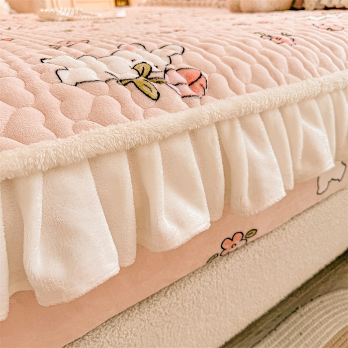 91家纺网 家纺一手货源 找家纺 雯豆家纺 2025新款牛奶绒花边床笠单床笠单品床笠单件床笠 牛奶绒花边床笠-甜甜小兔