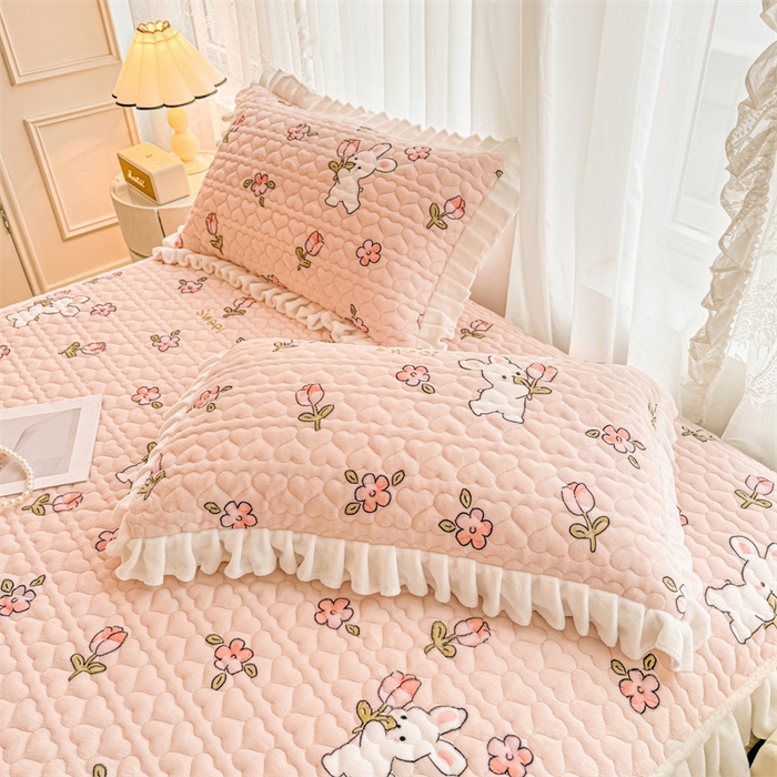 91家纺网 家纺一手货源 找家纺 雯豆家纺 2025新款牛奶绒花边床笠单床笠单品床笠单件床笠 牛奶绒花边床笠-甜甜小兔