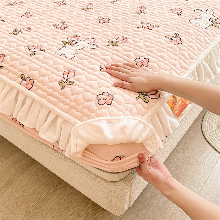 91家纺网 家纺一手货源 找家纺 雯豆家纺 2025新款牛奶绒花边床笠单床笠单品床笠单件床笠 牛奶绒花边床笠-甜甜小兔