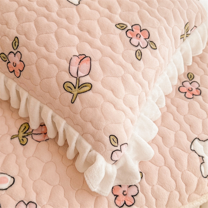 91家纺网 家纺一手货源 找家纺 雯豆家纺 2025新款牛奶绒花边床笠单床笠单品床笠单件床笠 牛奶绒花边床笠-甜甜小兔