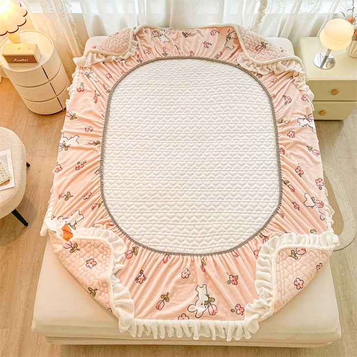 91家纺网 家纺一手货源 找家纺 雯豆家纺 2025新款牛奶绒花边床笠单床笠单品床笠单件床笠 牛奶绒花边床笠-甜甜小兔