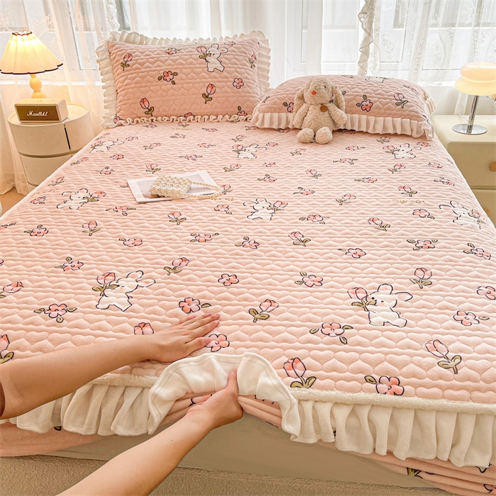 91家纺网 家纺一手货源 找家纺 雯豆家纺 2025新款牛奶绒花边床笠单床笠单品床笠单件床笠 牛奶绒花边床笠-甜甜小兔