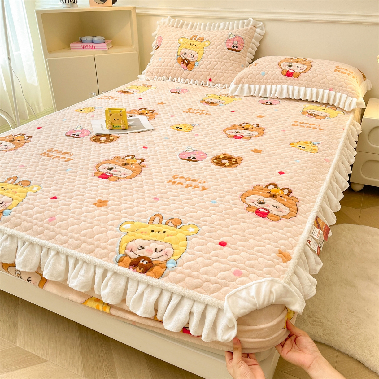 91家纺网 家纺一手货源 找家纺 雯豆家纺 2025新款牛奶绒花边床笠单床笠单品床笠单件床笠 牛奶绒花边床笠-甜心布布