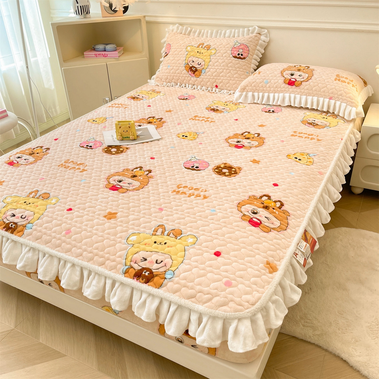 91家纺网 家纺一手货源 找家纺 雯豆家纺 2025新款牛奶绒花边床笠单床笠单品床笠单件床笠 牛奶绒花边床笠-甜心布布