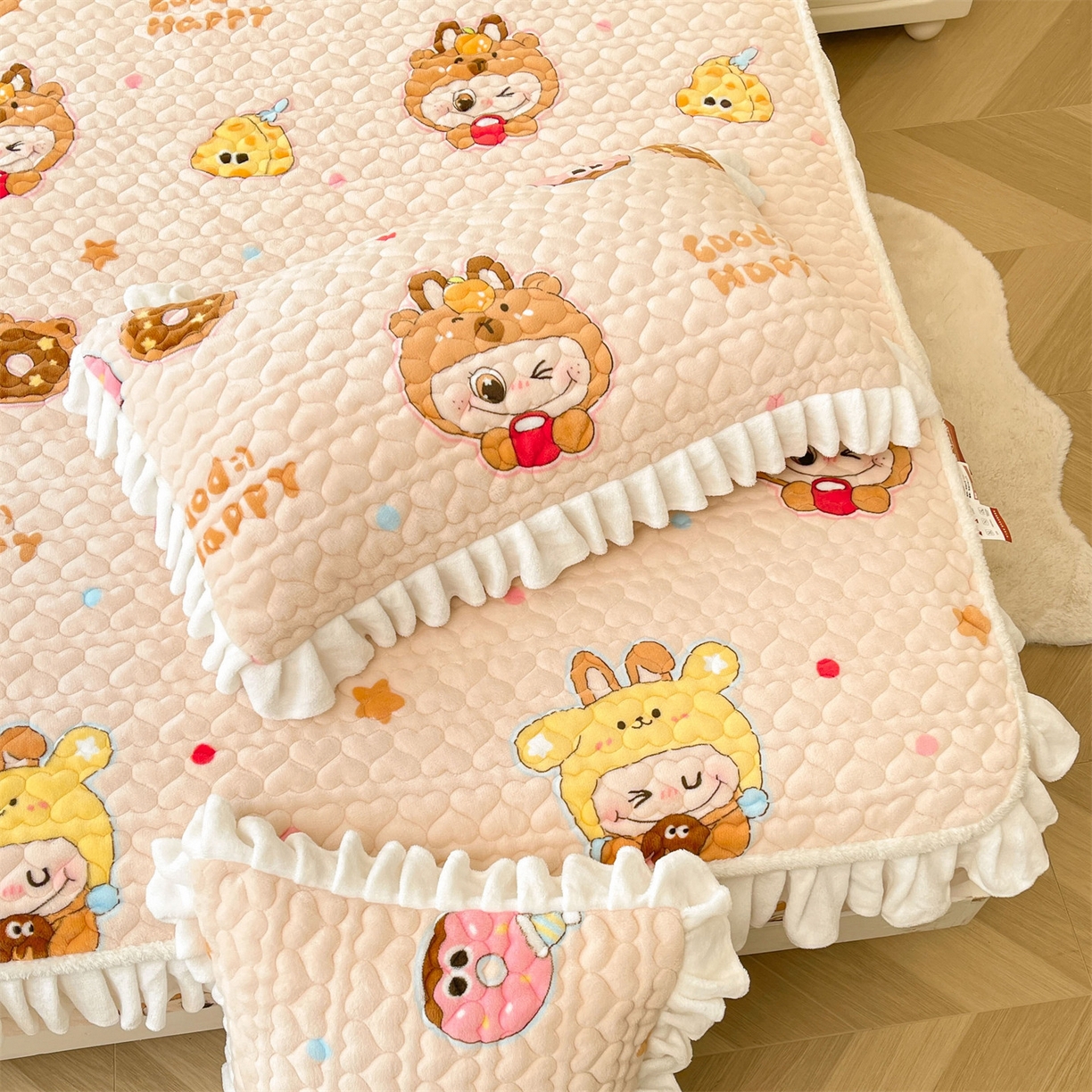 91家纺网 家纺一手货源 找家纺 雯豆家纺 2025新款牛奶绒花边床笠单床笠单品床笠单件床笠 牛奶绒花边床笠-甜心布布