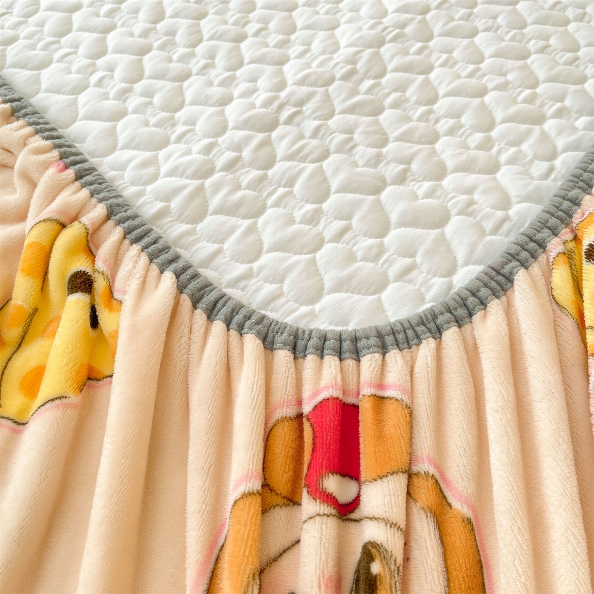 91家纺网 家纺一手货源 找家纺 雯豆家纺 2025新款牛奶绒花边床笠单床笠单品床笠单件床笠 牛奶绒花边床笠-甜心布布