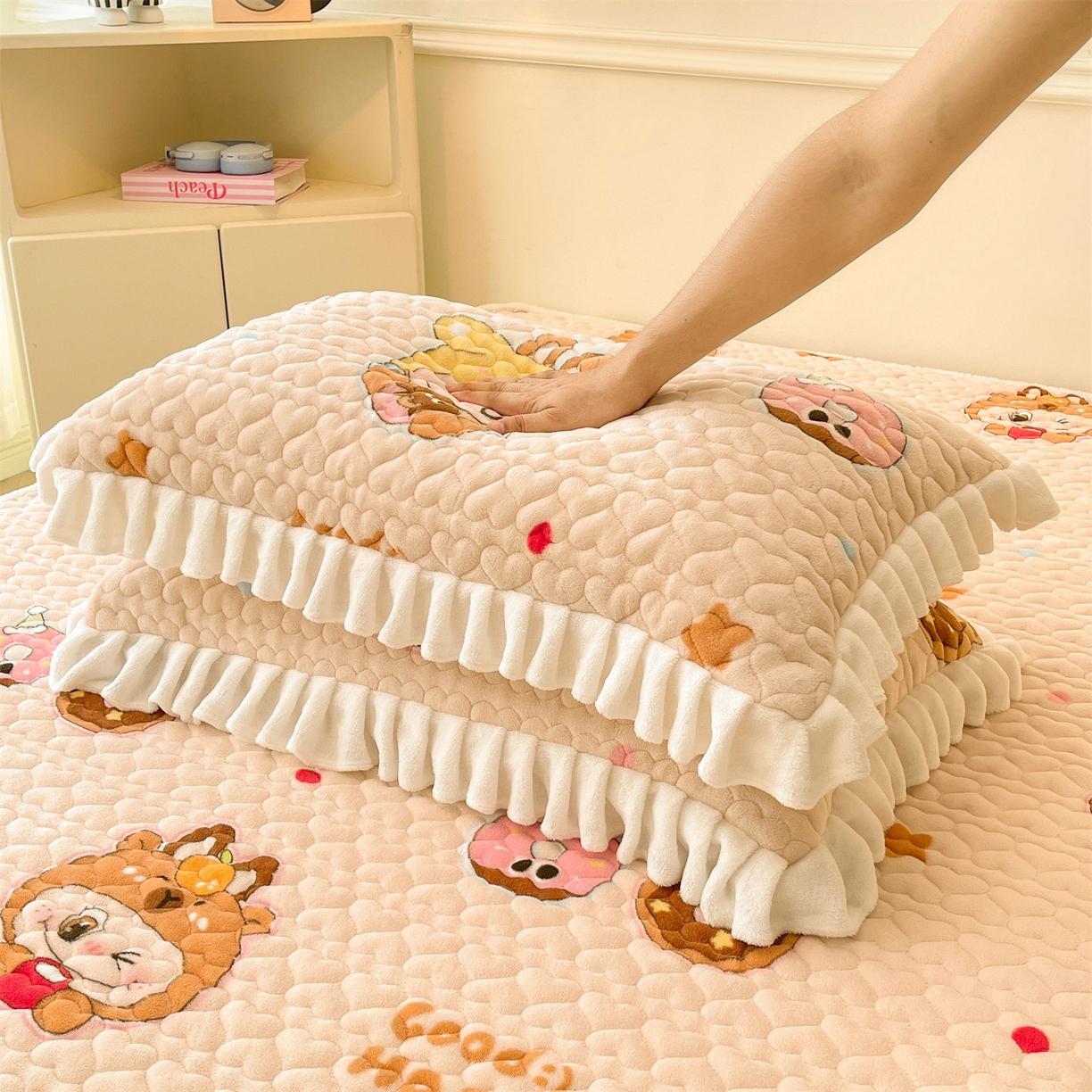 91家纺网 家纺一手货源 找家纺 雯豆家纺 2025新款牛奶绒花边床笠单床笠单品床笠单件床笠 牛奶绒花边床笠-甜心布布