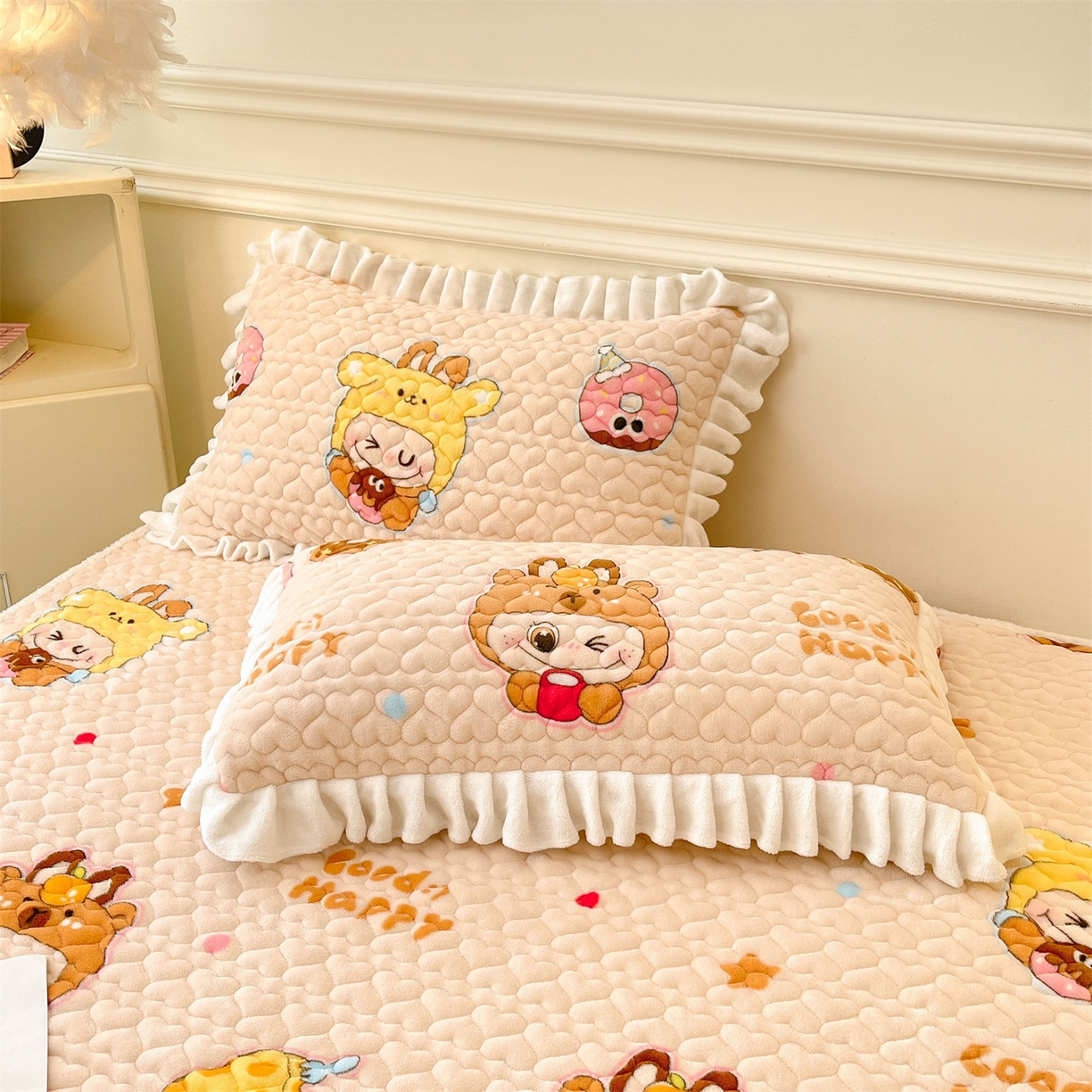 91家纺网 家纺一手货源 找家纺 雯豆家纺 2025新款牛奶绒花边床笠单床笠单品床笠单件床笠 牛奶绒花边床笠-甜心布布