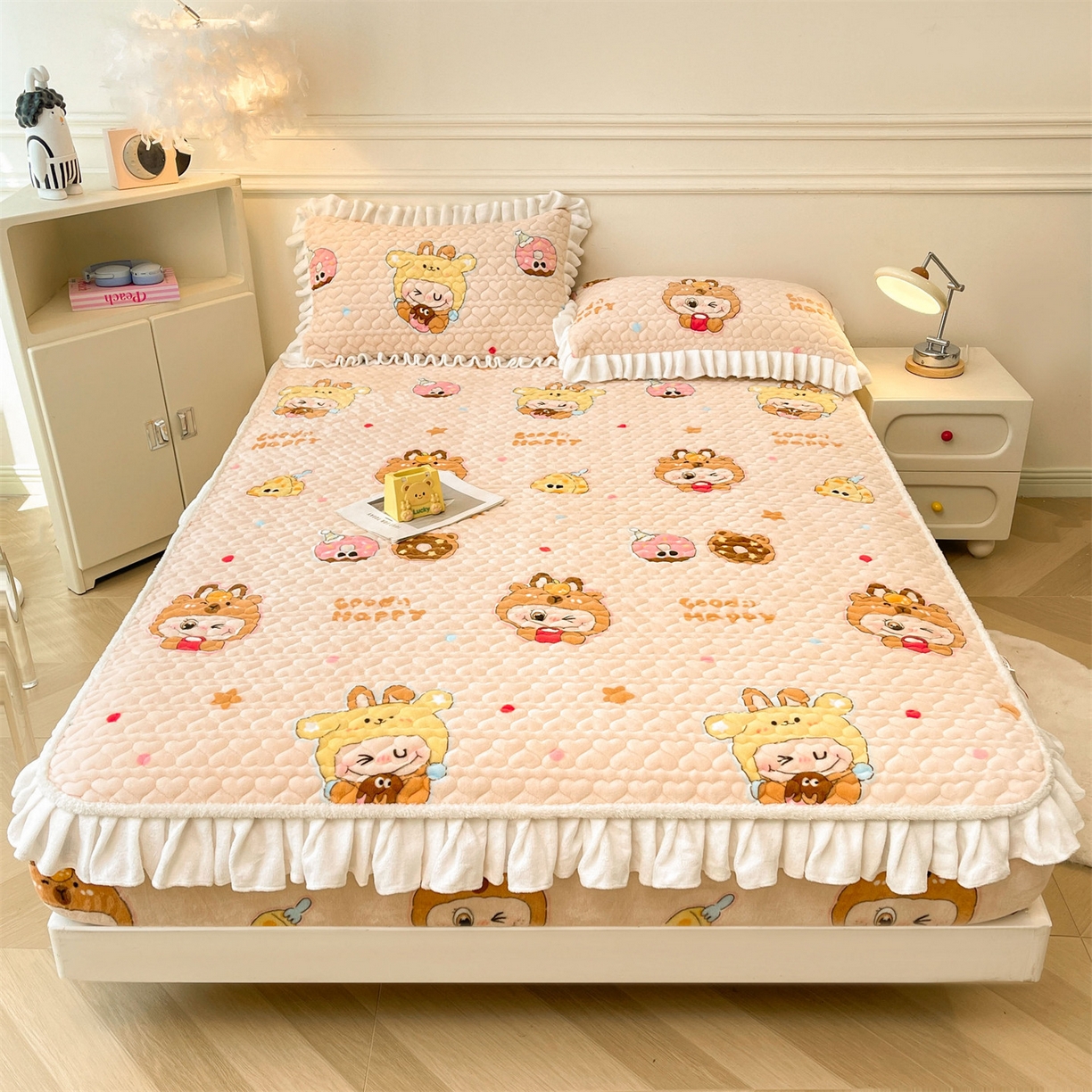 91家纺网 家纺一手货源 找家纺 雯豆家纺 2025新款牛奶绒花边床笠单床笠单品床笠单件床笠 牛奶绒花边床笠-甜心布布