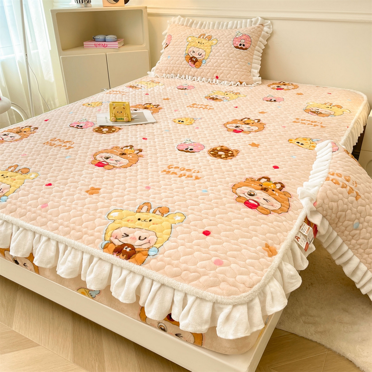 91家纺网 家纺一手货源 找家纺 雯豆家纺 2025新款牛奶绒花边床笠单床笠单品床笠单件床笠 牛奶绒花边床笠-甜心布布