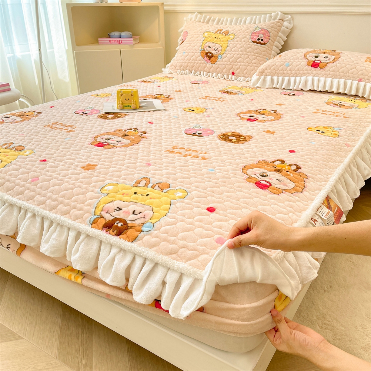 91家纺网 家纺一手货源 找家纺 雯豆家纺 2025新款牛奶绒花边床笠单床笠单品床笠单件床笠 牛奶绒花边床笠-甜心布布