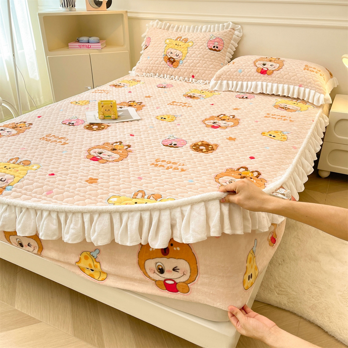 91家纺网 家纺一手货源 找家纺 雯豆家纺 2025新款牛奶绒花边床笠单床笠单品床笠单件床笠 牛奶绒花边床笠-甜心布布