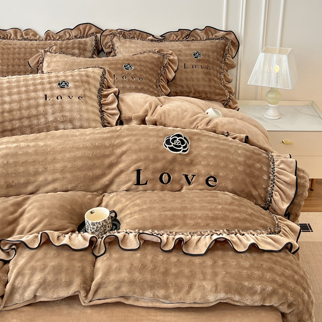 言熙居家纺 2025新款牛奶绒绣花四件套 Love-卡其