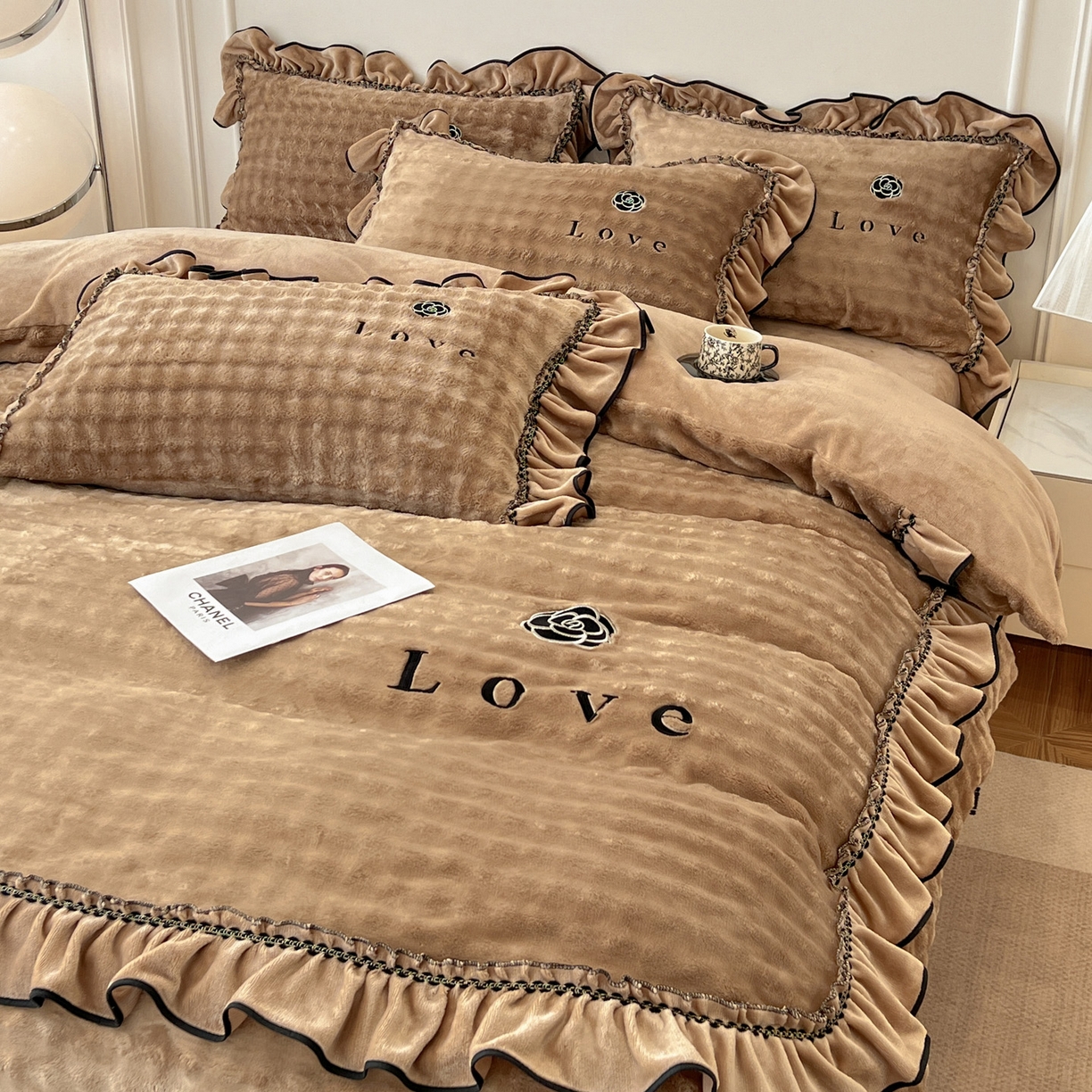 91家纺网 家纺一手货源 找家纺 言熙居家纺 2025新款牛奶绒绣花四件套 Love-卡其