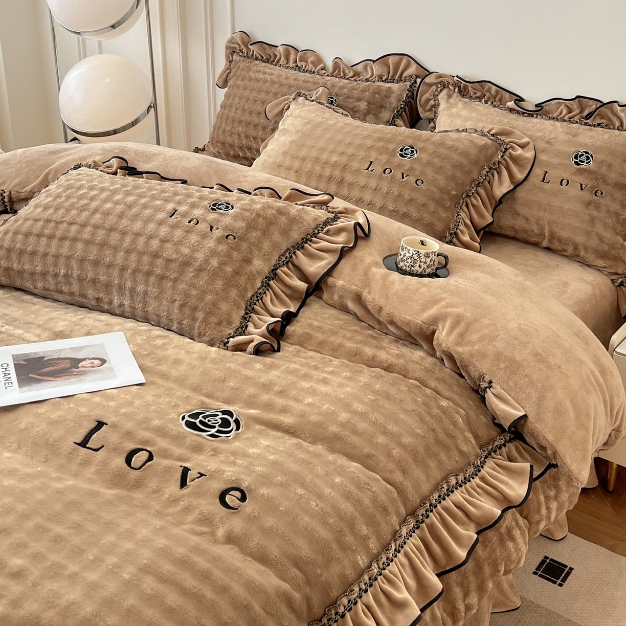 91家纺网 家纺一手货源 找家纺 言熙居家纺 2025新款牛奶绒绣花四件套 Love-卡其