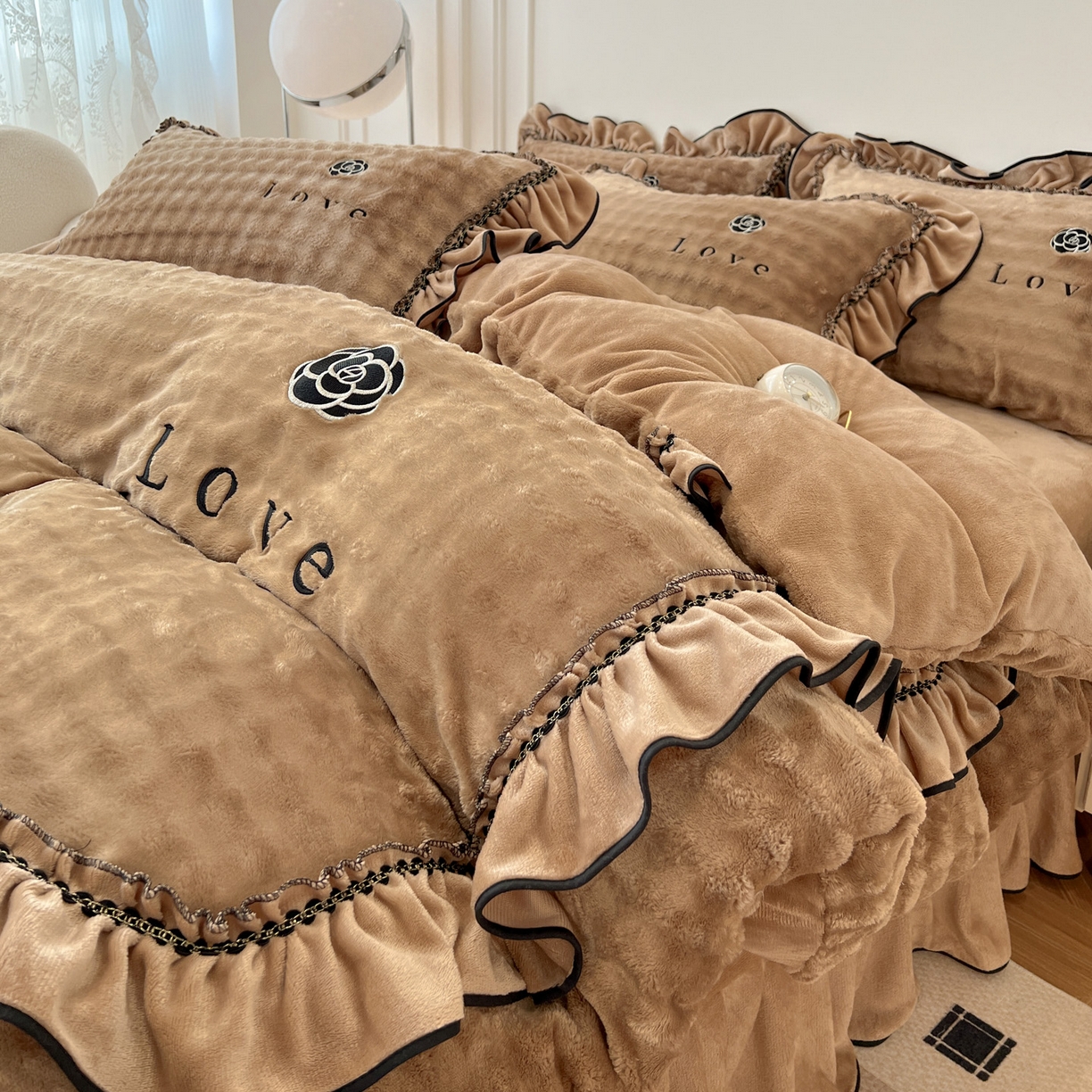 91家纺网 家纺一手货源 找家纺 言熙居家纺 2025新款牛奶绒绣花四件套 Love-卡其