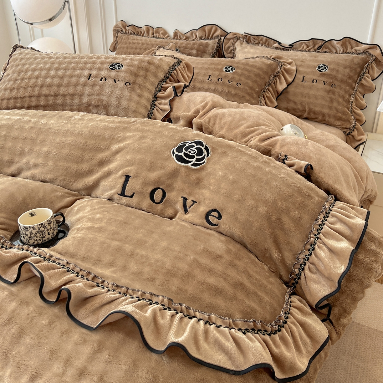 91家纺网 家纺一手货源 找家纺 言熙居家纺 2025新款牛奶绒绣花四件套 Love-卡其