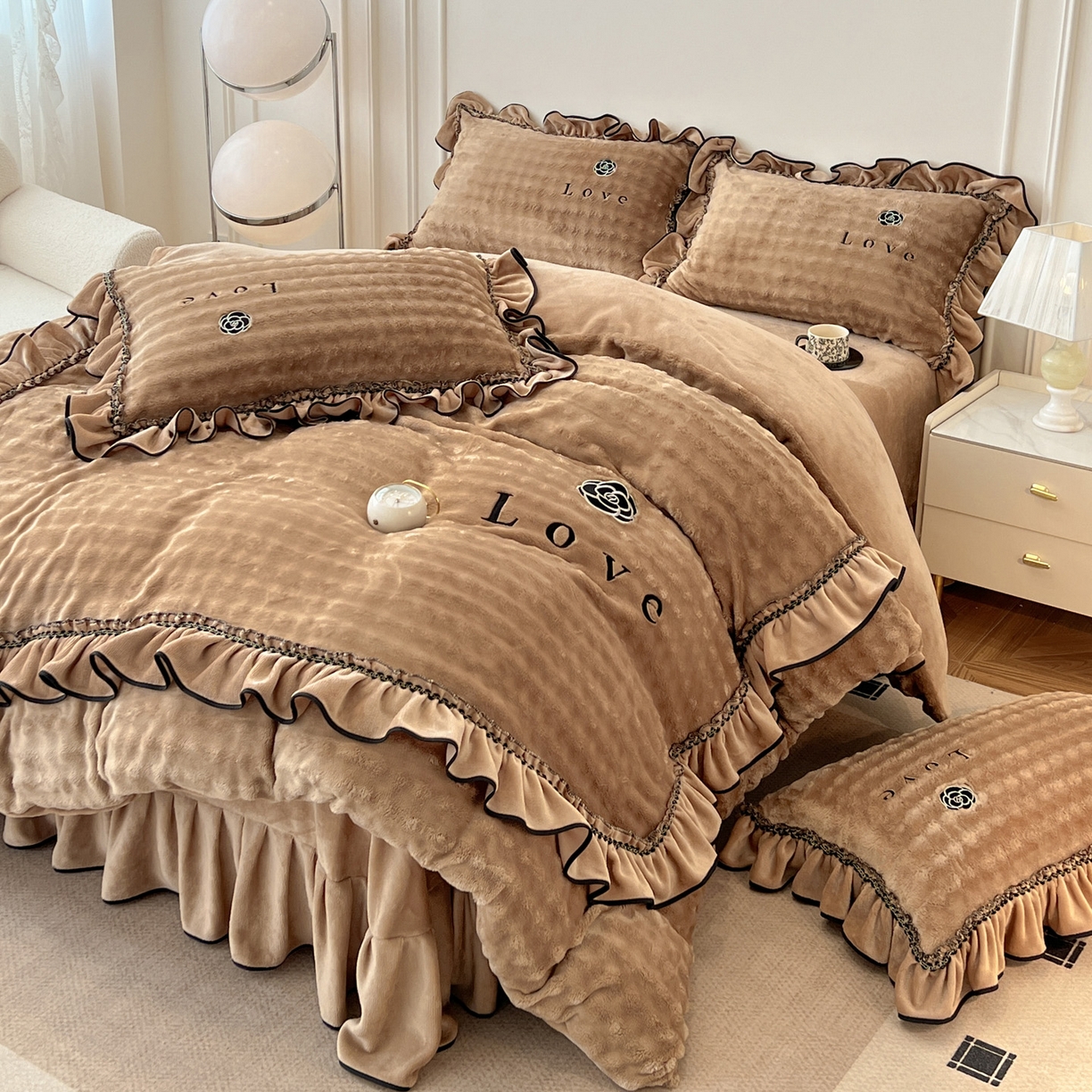 91家纺网 家纺一手货源 找家纺 言熙居家纺 2025新款牛奶绒绣花四件套 Love-卡其