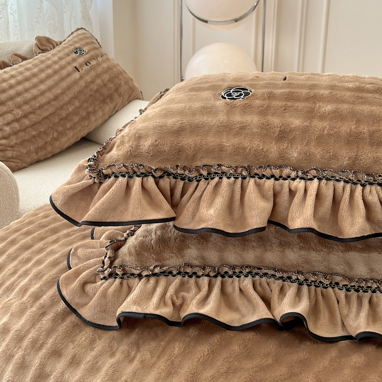 91家纺网 家纺一手货源 找家纺 言熙居家纺 2025新款牛奶绒绣花四件套 Love-卡其