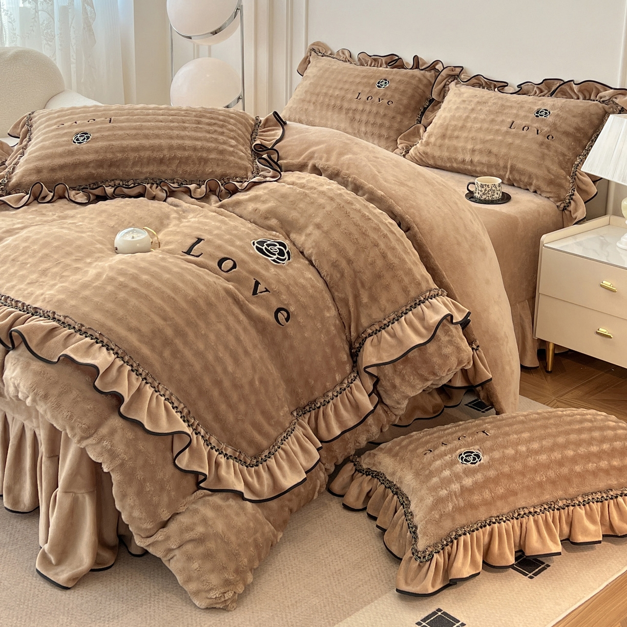 91家纺网 家纺一手货源 找家纺 言熙居家纺 2025新款牛奶绒绣花四件套 Love-卡其