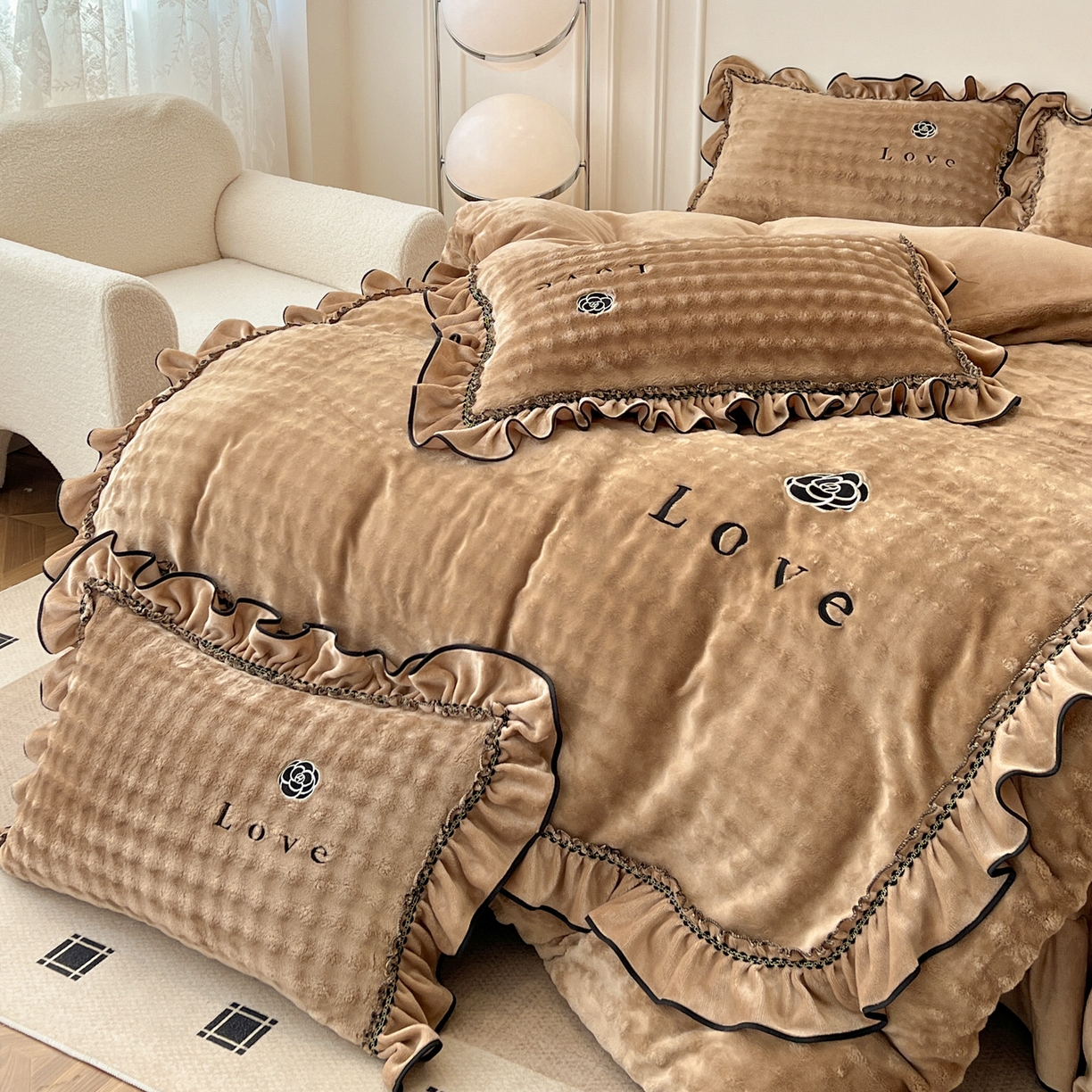 91家纺网 家纺一手货源 找家纺 言熙居家纺 2025新款牛奶绒绣花四件套 Love-卡其