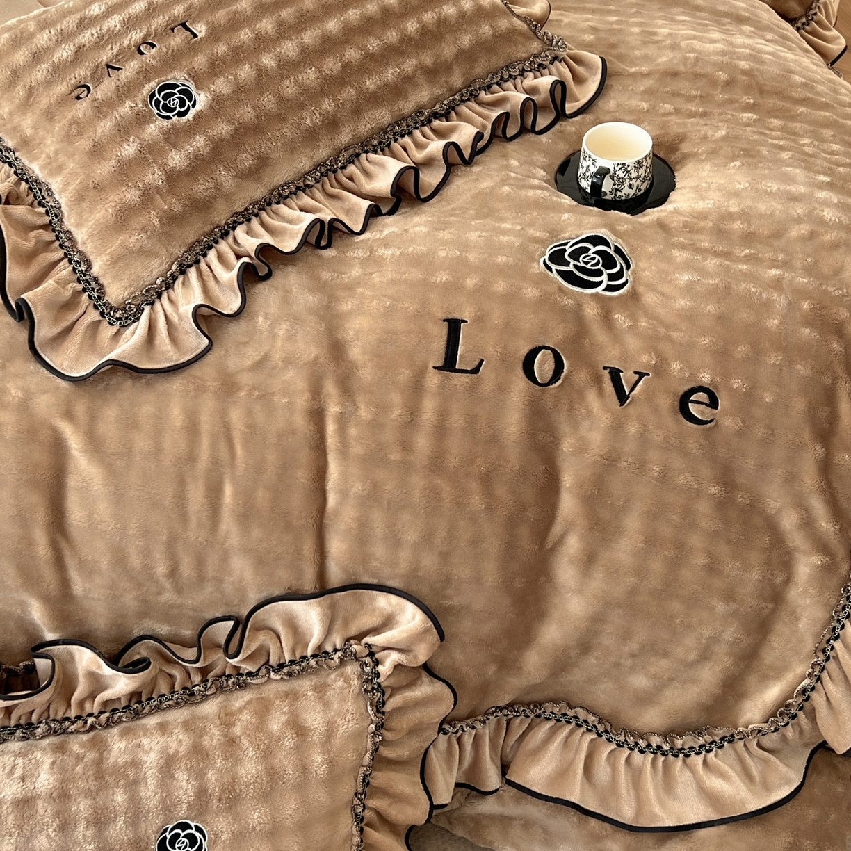 91家纺网 家纺一手货源 找家纺 言熙居家纺 2025新款牛奶绒绣花四件套 Love-卡其