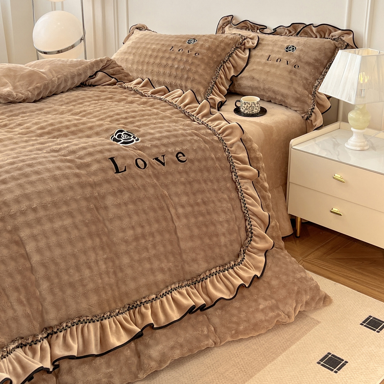 91家纺网 家纺一手货源 找家纺 言熙居家纺 2025新款牛奶绒绣花四件套 Love-卡其