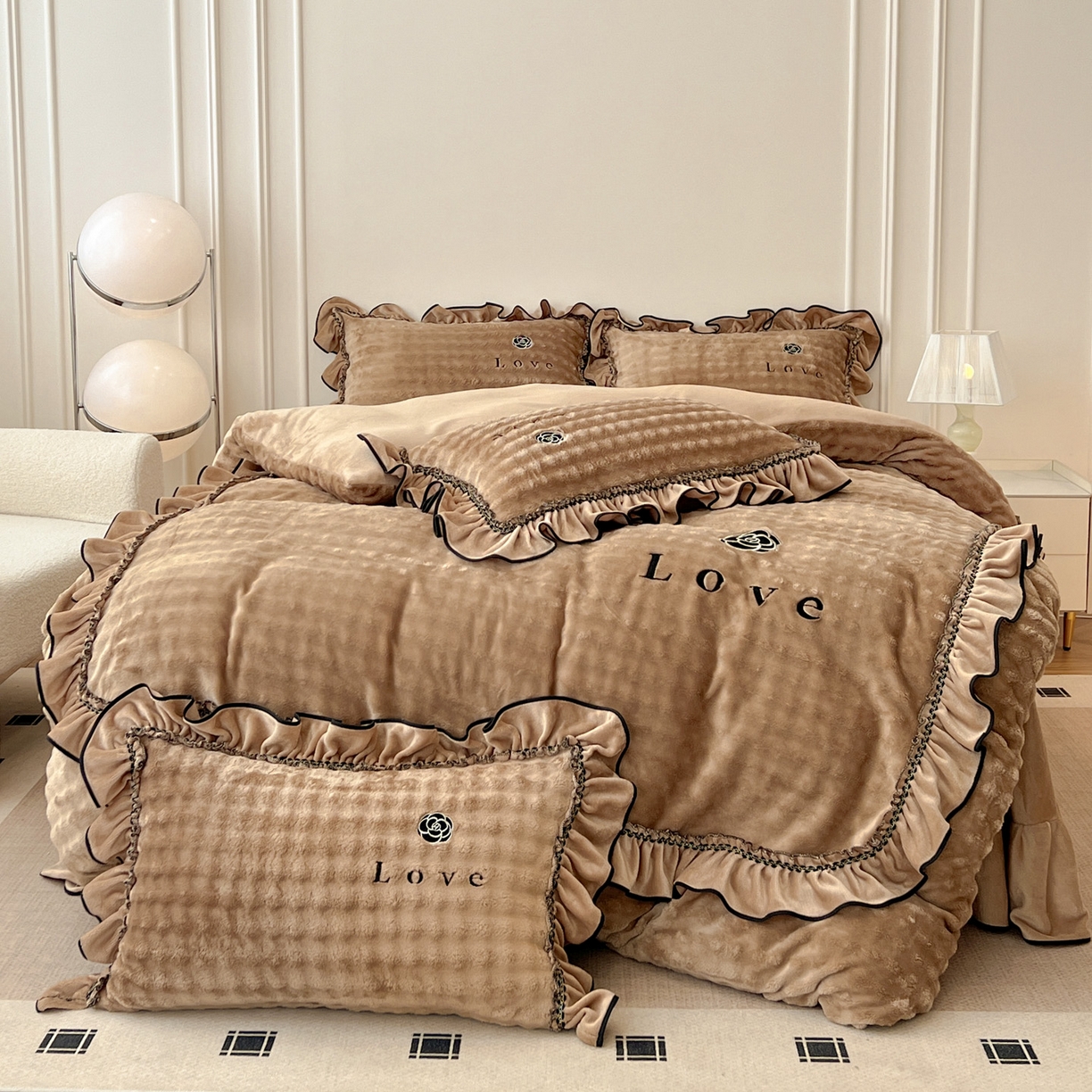 91家纺网 家纺一手货源 找家纺 言熙居家纺 2025新款牛奶绒绣花四件套 Love-卡其