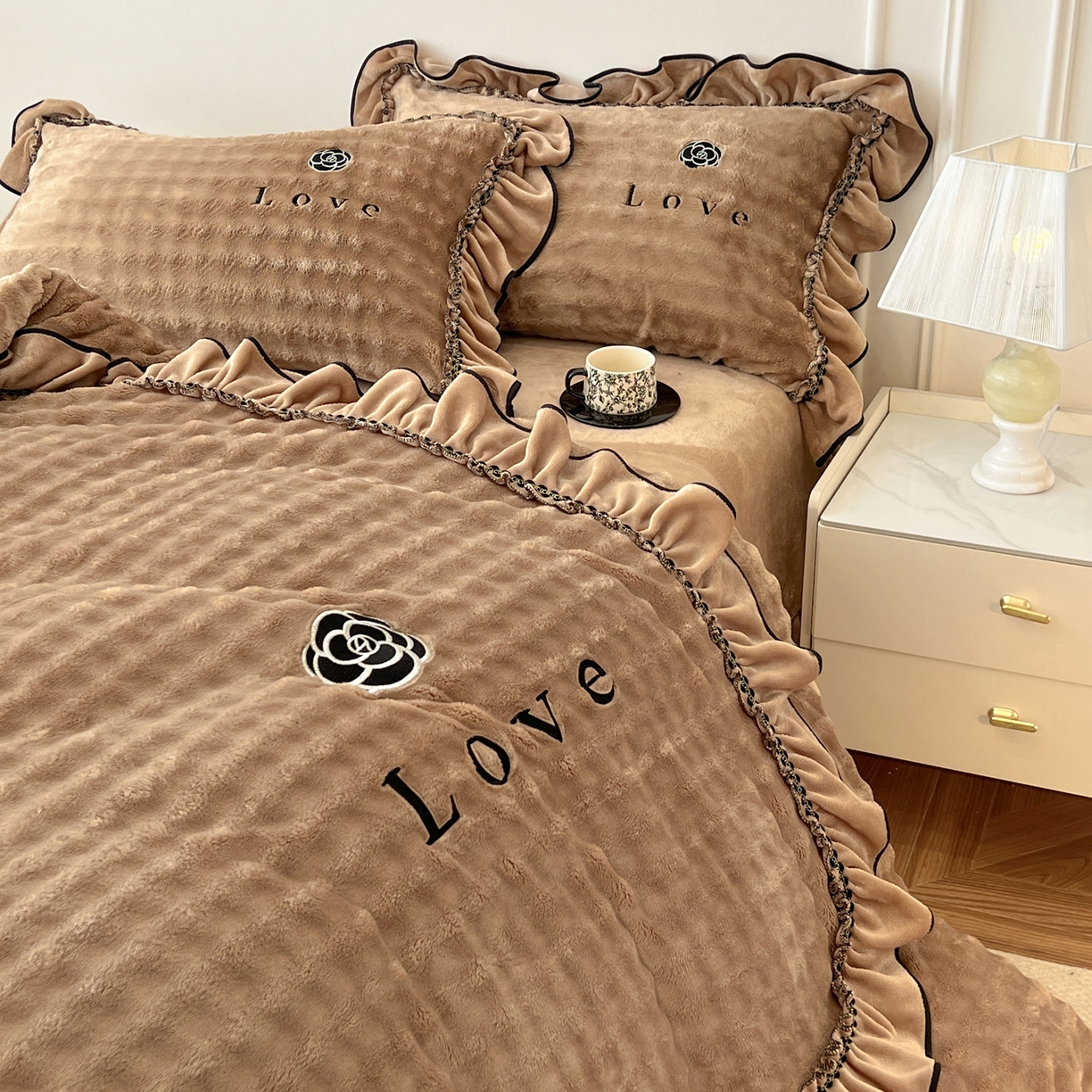 91家纺网 家纺一手货源 找家纺 言熙居家纺 2025新款牛奶绒绣花四件套 Love-卡其