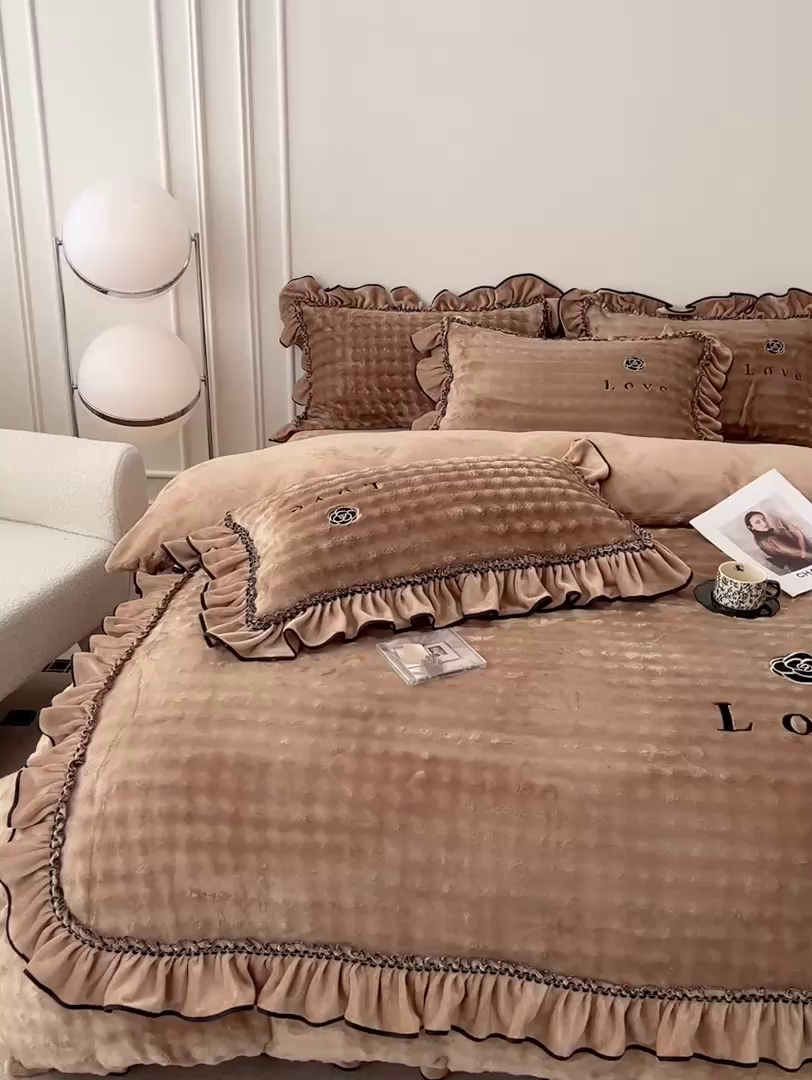 91家纺网 家纺一手货源 找家纺 言熙居家纺 2025新款牛奶绒绣花四件套 Love-卡其