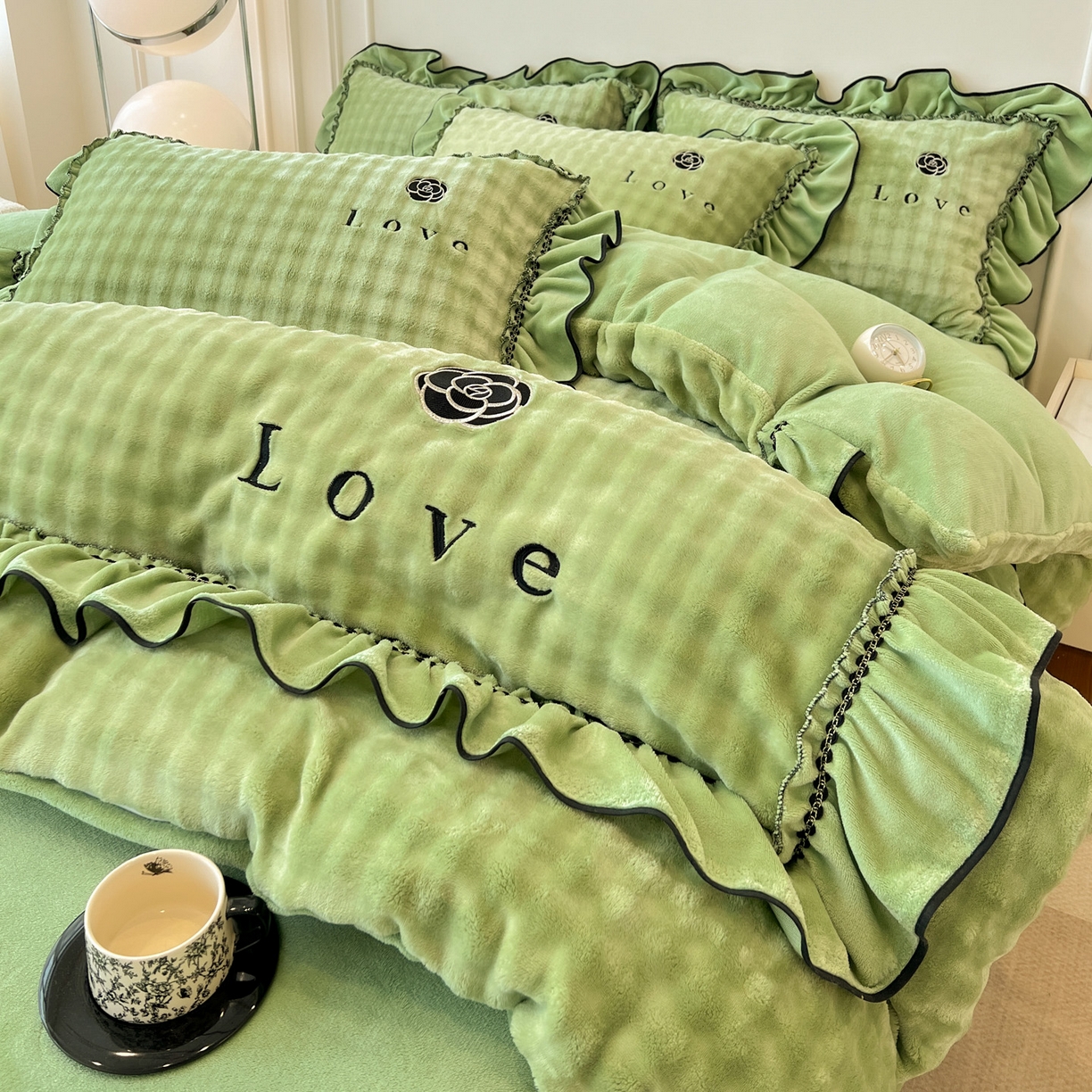 91家纺网 家纺一手货源 找家纺 言熙居家纺 2025新款牛奶绒绣花四件套 Love-绿