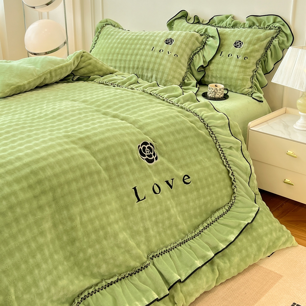 91家纺网 家纺一手货源 找家纺 言熙居家纺 2025新款牛奶绒绣花四件套 Love-绿