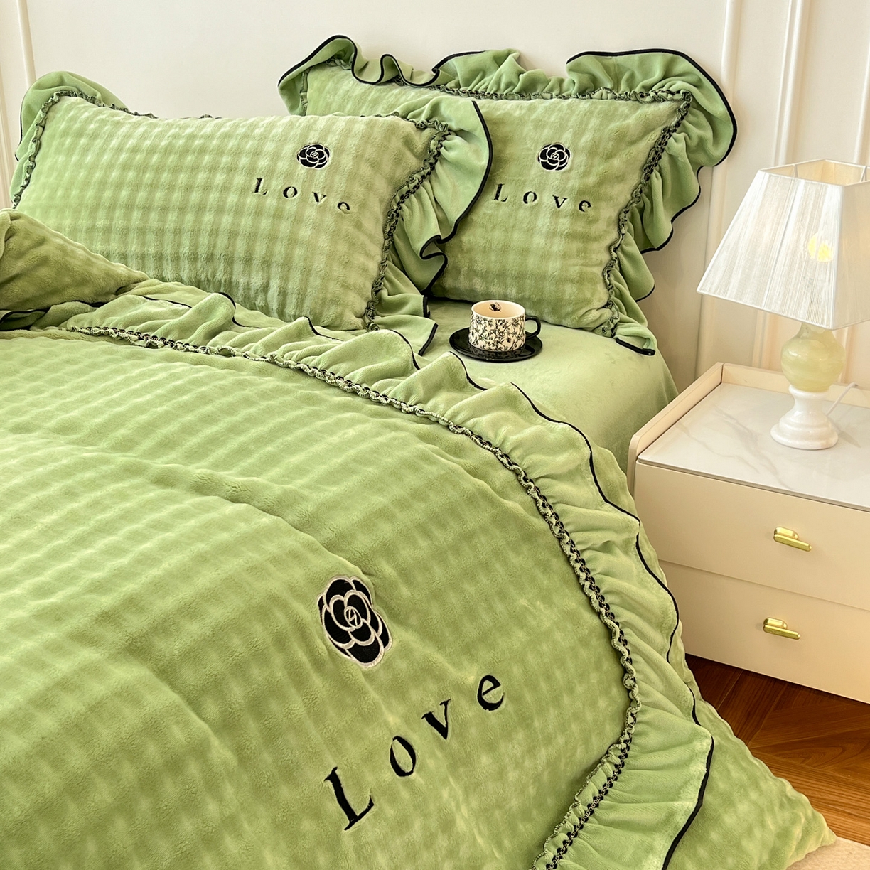 91家纺网 家纺一手货源 找家纺 言熙居家纺 2025新款牛奶绒绣花四件套 Love-绿