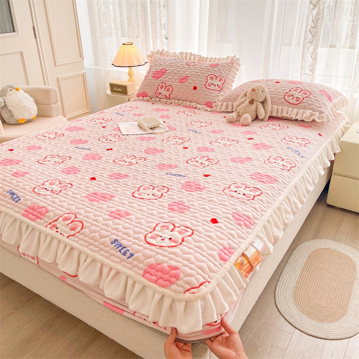 91家纺网 家纺一手货源 找家纺 雯豆家纺 2025新款牛奶绒花边床笠单床笠单品床笠单件床笠 牛奶绒花边床笠-心心兔