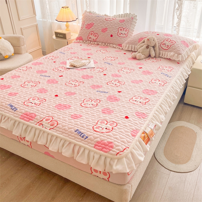 91家纺网 家纺一手货源 找家纺 雯豆家纺 2025新款牛奶绒花边床笠单床笠单品床笠单件床笠 牛奶绒花边床笠-心心兔