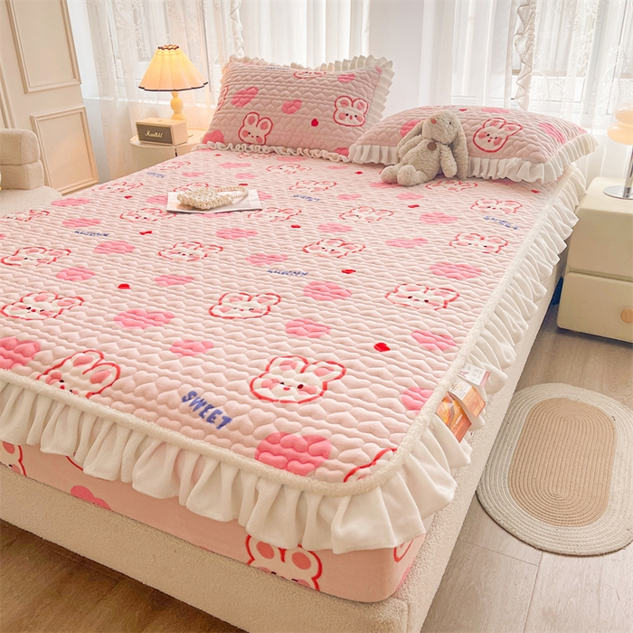 91家纺网 家纺一手货源 找家纺 雯豆家纺 2025新款牛奶绒花边床笠单床笠单品床笠单件床笠 牛奶绒花边床笠-心心兔