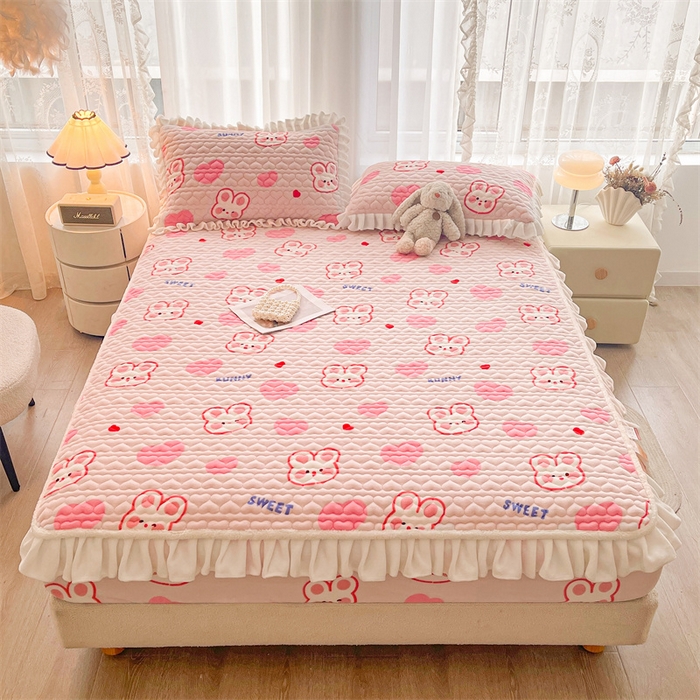 91家纺网 家纺一手货源 找家纺 雯豆家纺 2025新款牛奶绒花边床笠单床笠单品床笠单件床笠 牛奶绒花边床笠-心心兔