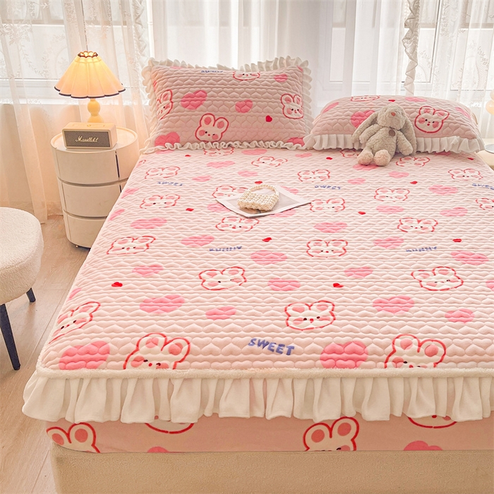 91家纺网 家纺一手货源 找家纺 雯豆家纺 2025新款牛奶绒花边床笠单床笠单品床笠单件床笠 牛奶绒花边床笠-心心兔