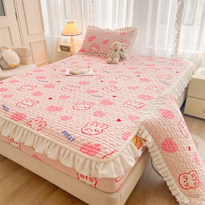 91家纺网 家纺一手货源 找家纺 雯豆家纺 2025新款牛奶绒花边床笠单床笠单品床笠单件床笠 牛奶绒花边床笠-心心兔