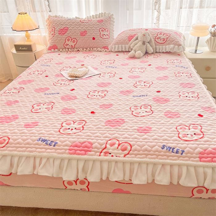 91家纺网 家纺一手货源 找家纺 雯豆家纺 2025新款牛奶绒花边床笠单床笠单品床笠单件床笠 牛奶绒花边床笠-心心兔