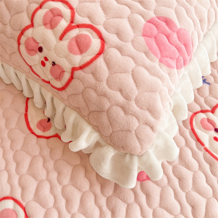 91家纺网 家纺一手货源 找家纺 雯豆家纺 2025新款牛奶绒花边床笠单床笠单品床笠单件床笠 牛奶绒花边床笠-心心兔