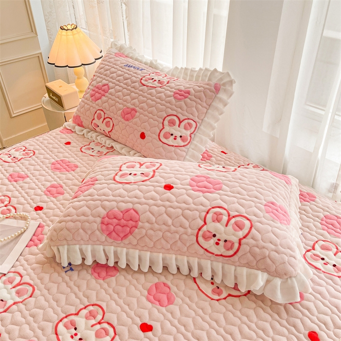 91家纺网 家纺一手货源 找家纺 雯豆家纺 2025新款牛奶绒花边床笠单床笠单品床笠单件床笠 牛奶绒花边床笠-心心兔