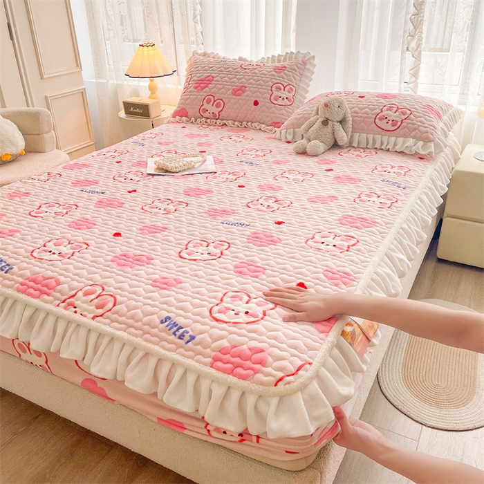 91家纺网 家纺一手货源 找家纺 雯豆家纺 2025新款牛奶绒花边床笠单床笠单品床笠单件床笠 牛奶绒花边床笠-心心兔