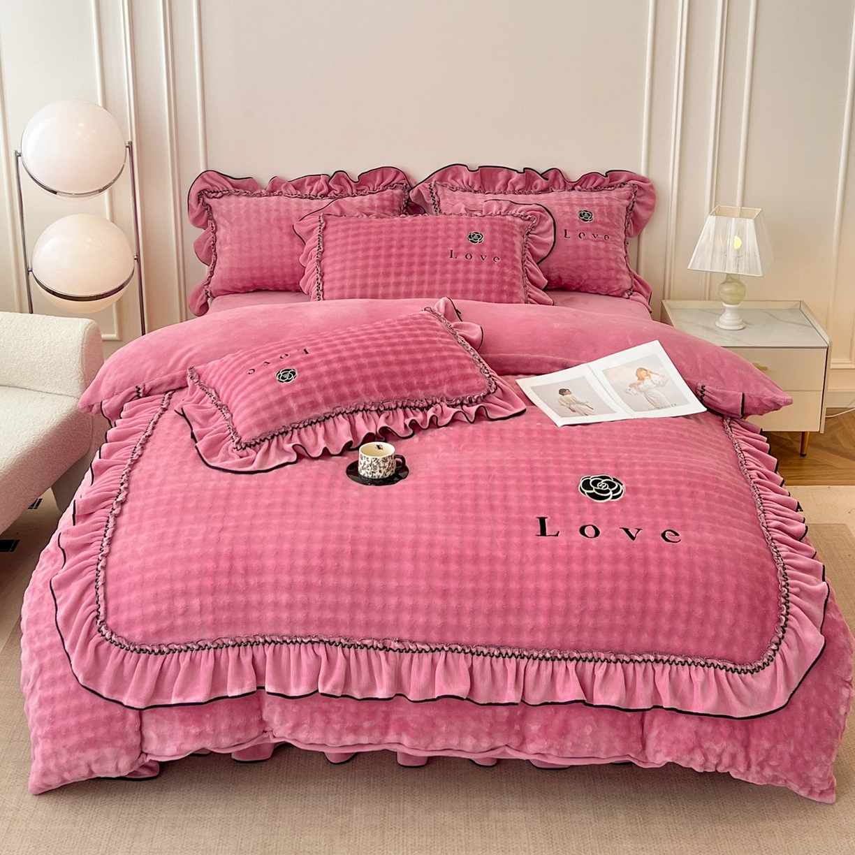 91家纺网 家纺一手货源 找家纺 言熙居家纺 2025新款牛奶绒绣花四件套 Love-玫红